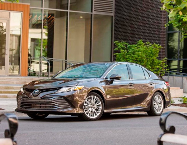 Экономический и технологический седан – Toyota Camry Hybrid 2020 года 